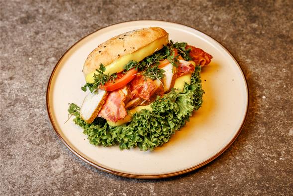 Fyldig sandwich i groft brød
