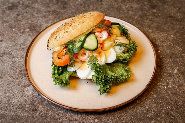 Fyldig sandwich i groft brød - Æg og rejer