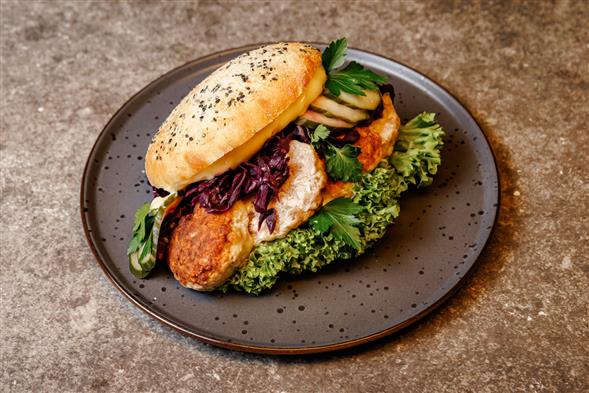 Fyldig sandwich i groft brød - Frikadelle