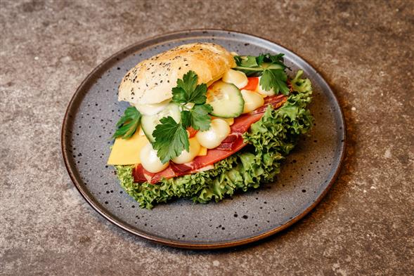 Fyldig sandwich i groft brød - Serranoskinke