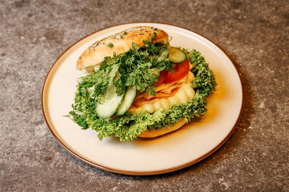 Fyldig sandwich i groft brød - Skinke og ost
