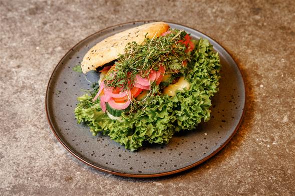 Fyldig sandwich i groft brød - Vegetarisk sandwich