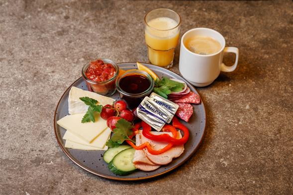 Morgenbrød, 2 slags ost, 2 slags pålæg + tilbehør