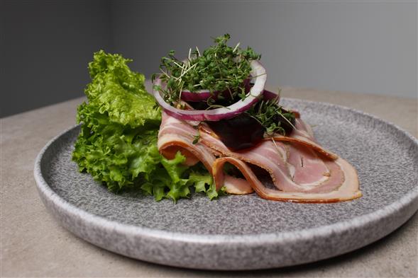 Smurt franskbrød med rullepølse, sky og løg
