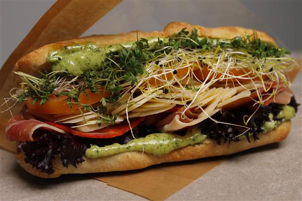 Fyldig sandwich i groft brød - Lufttørret skinke