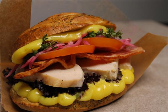 Fyldig sandwich  -  Kylling og bacon