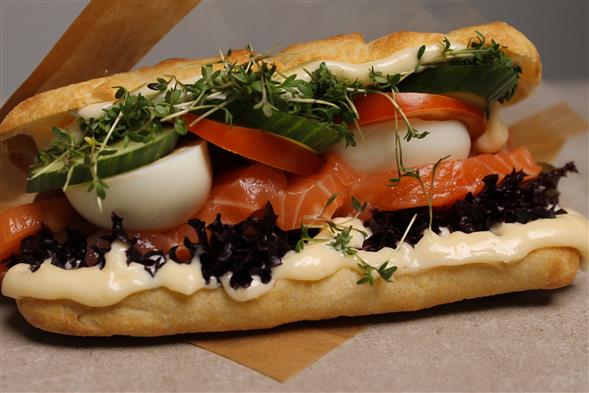 Fyldig sandwich  -  Røget laks