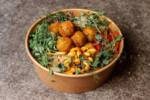 Fyldig måltidssalat med falafel