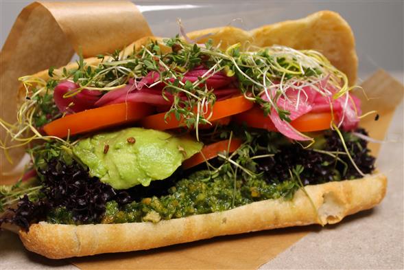 Fyldig sandwich i groft brød - Vegansk sandwich
