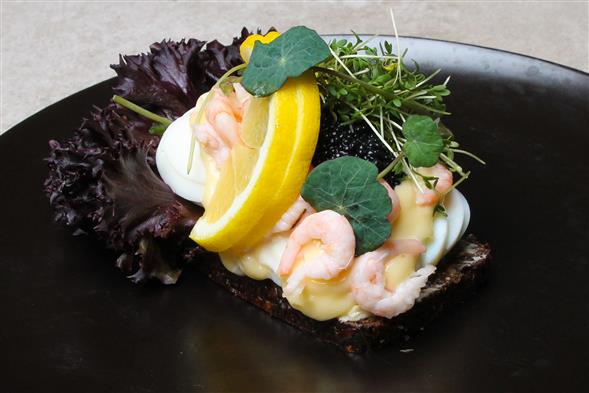 Smørrebrød  -  Æg og rejer